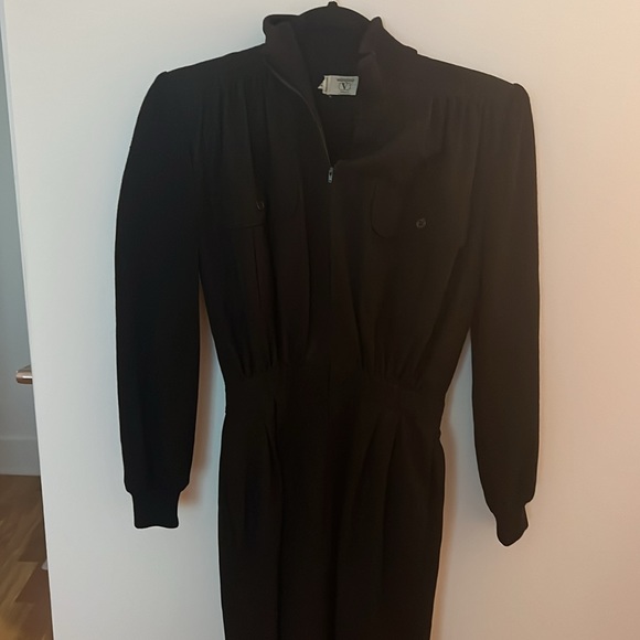 Vintage 80s Valentino strong shoulder black dress - Picture 5 of 9
